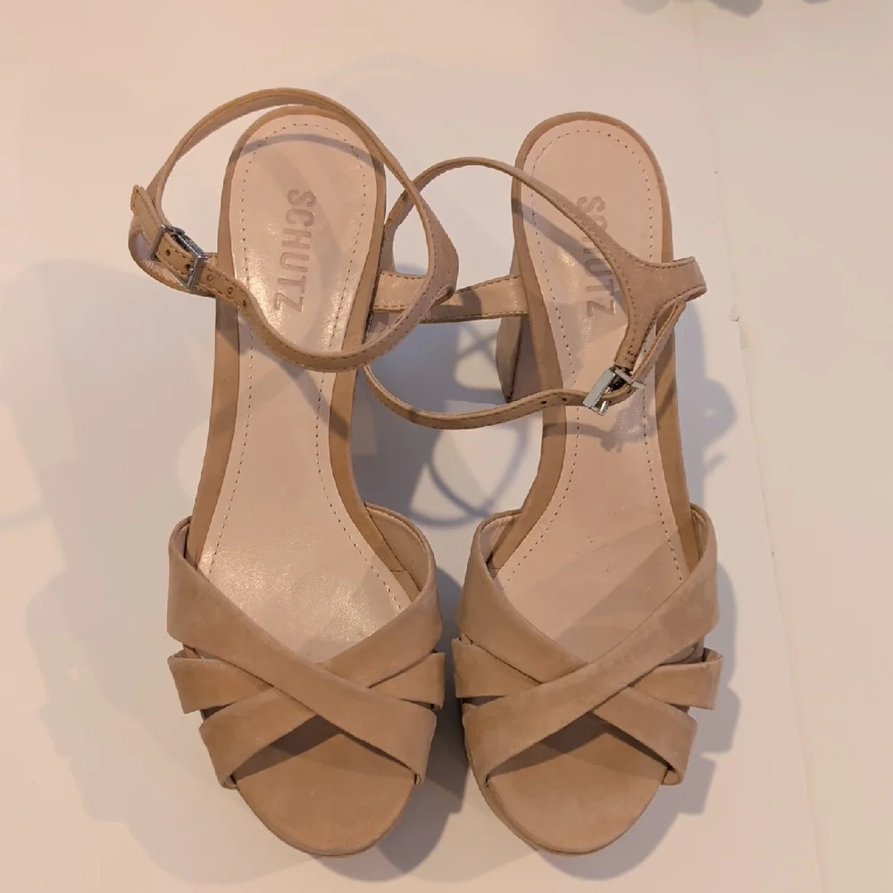 Schutz, Keefa, Beige Ankle Strap Platform Sandals/Heels. Size 8